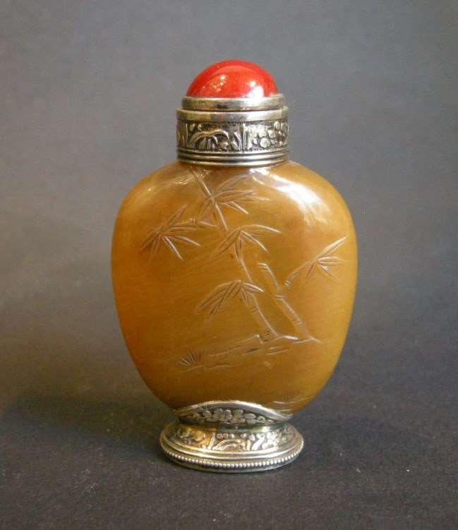 Chaceldony snuff bottle sculpted